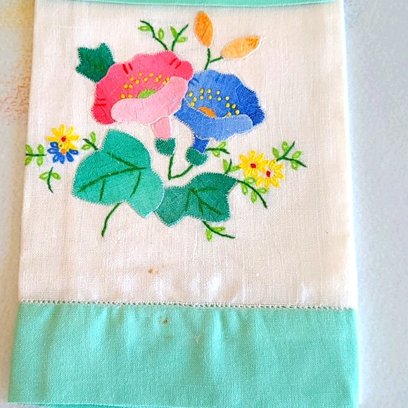 Two Vintage Guest Towells 8 - Picture 3 of 5